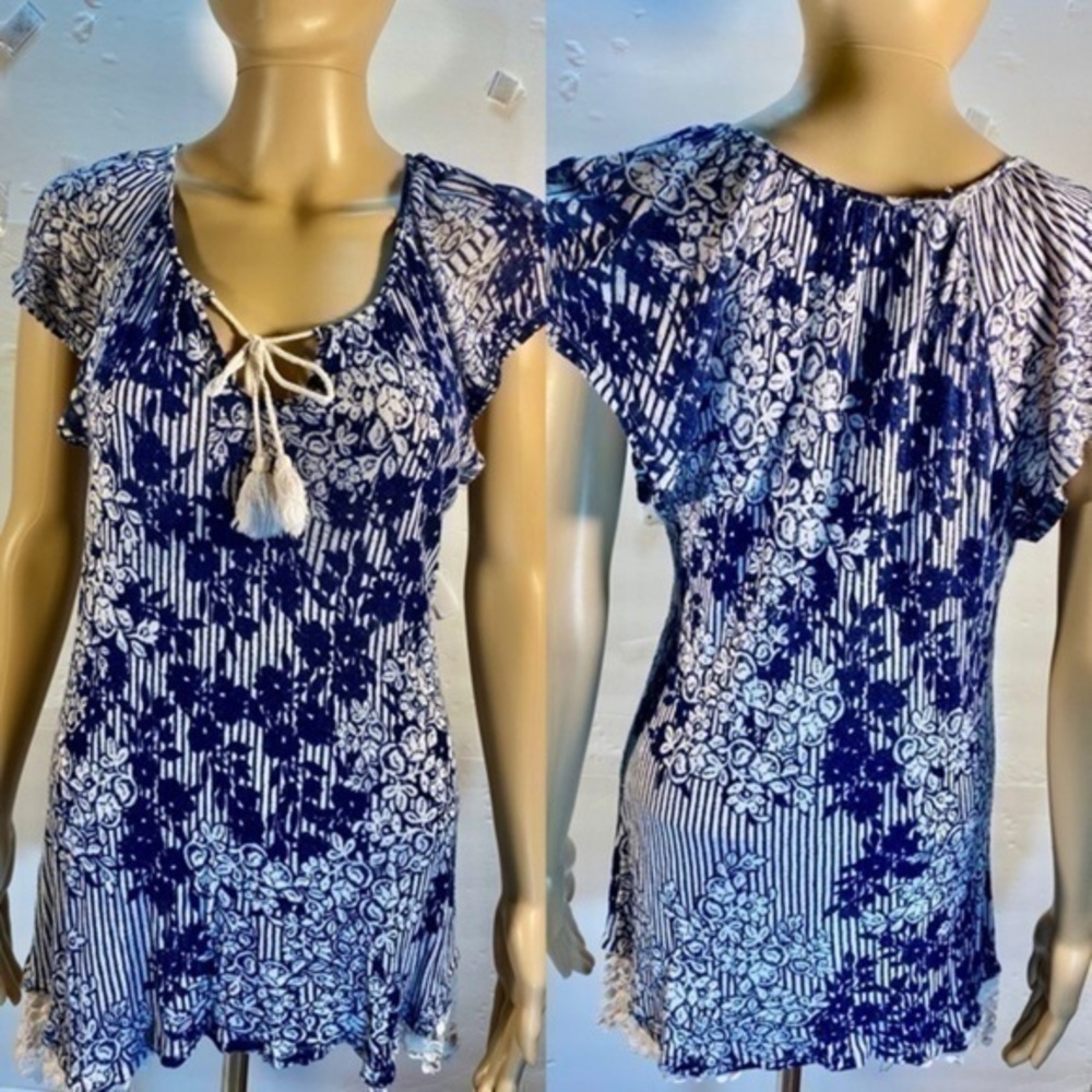 LEE TOP NAVY BLUE AND WHITE FLORAL TOP SIZE MEDIUM